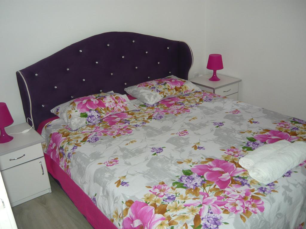 Apartments Kuc Тиват Екстер'єр фото