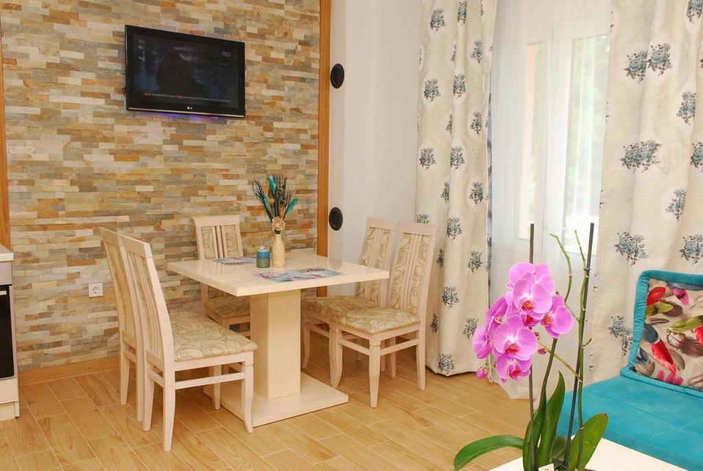 Apartments Kuc Тиват Екстер'єр фото